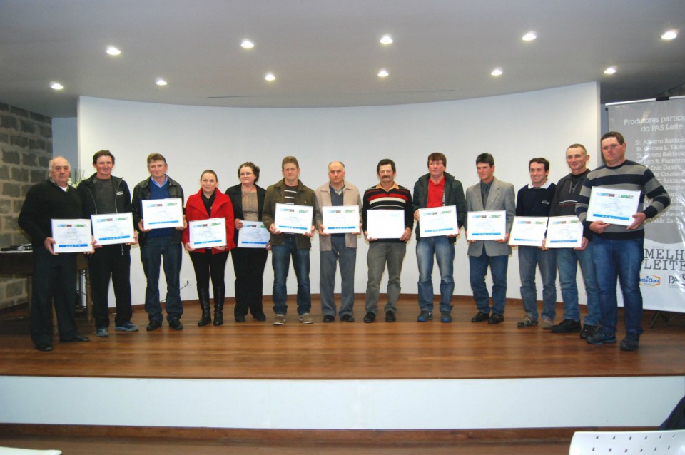 Produtores e Indústria de Laticínios da Cooperativa Santa Clara recebem declarações do PAS Leite | Blog Santa Clara