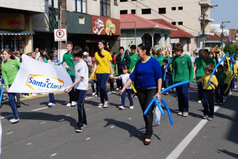 Escolas homenagearam Santa Clara no Desfile Cívico em Carlos Barbosa | Blog Santa Clara