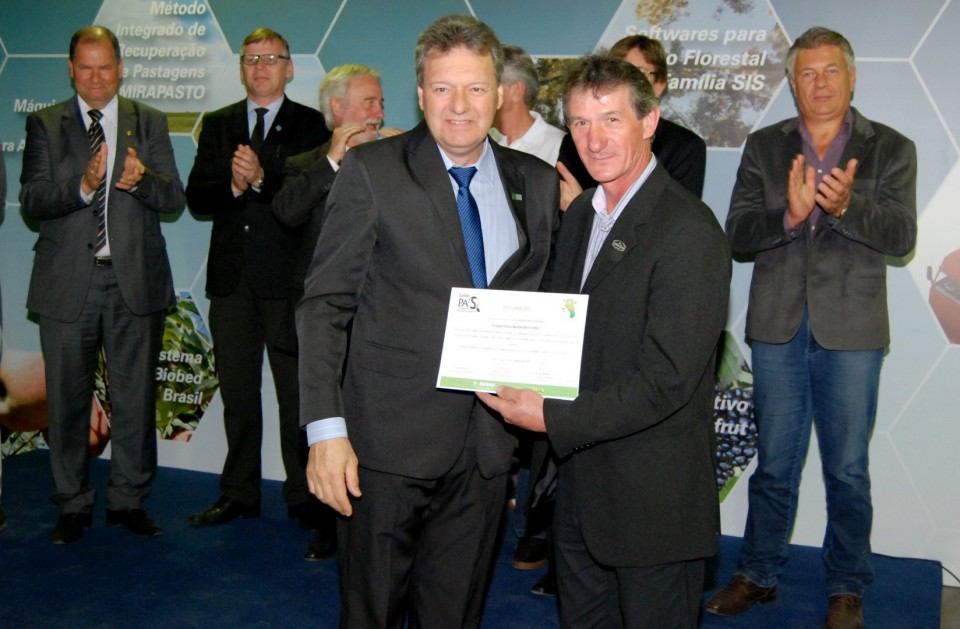 Santa Clara recebe certificado do PAS na Expointer 2015 | Blog Santa Clara