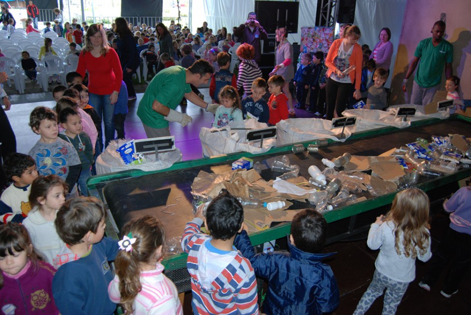 Palco da Reciclagem desperta a consciência ambiental | Blog Santa Clara