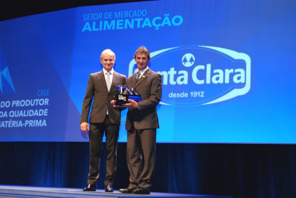 Santa Clara recebe troféu Top de Marketing por case de qualidade do leite | Blog Santa Clara