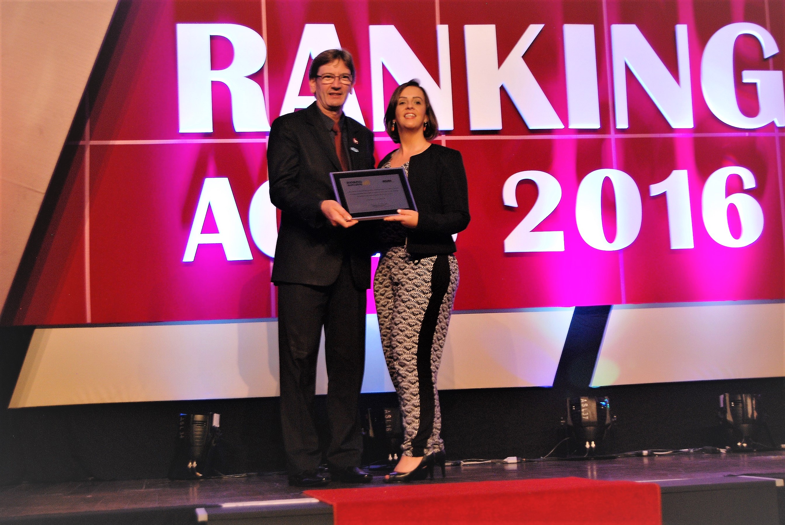 Santa Clara recebe prêmio de Melhor Anunciante no Ranking Agas