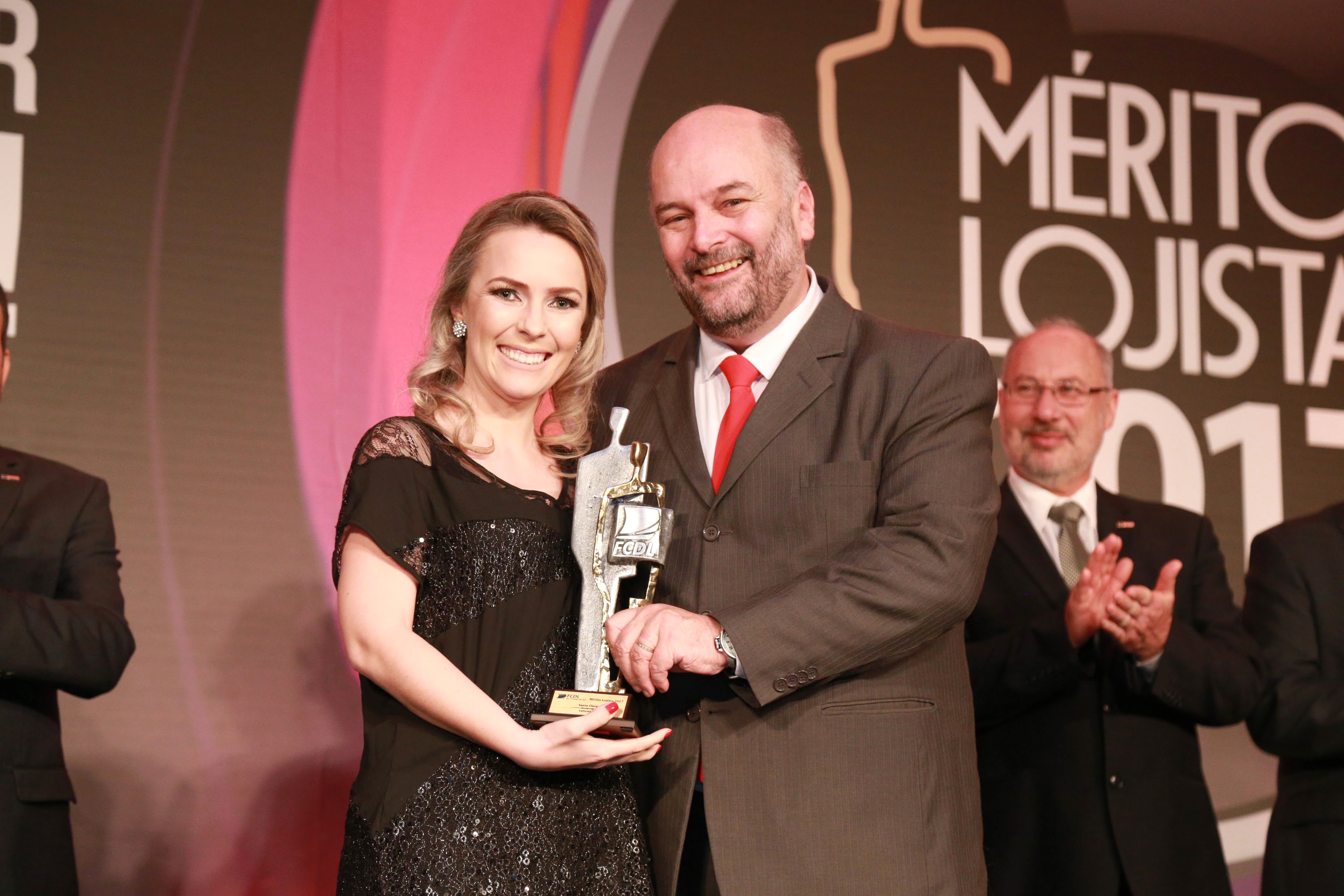 Santa Clara é agraciada com troféu Mérito Lojista