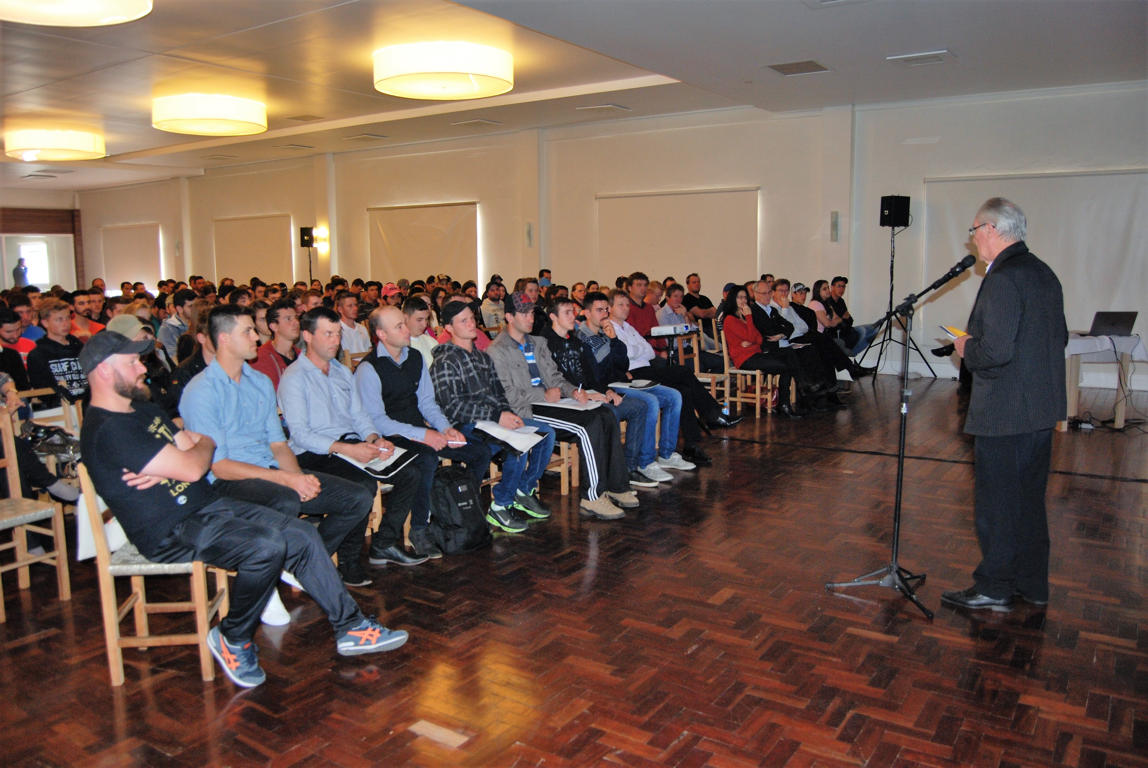 Martha Gabriel palestra no 3º Encontro de Jovens da Cooperativa Santa Clara