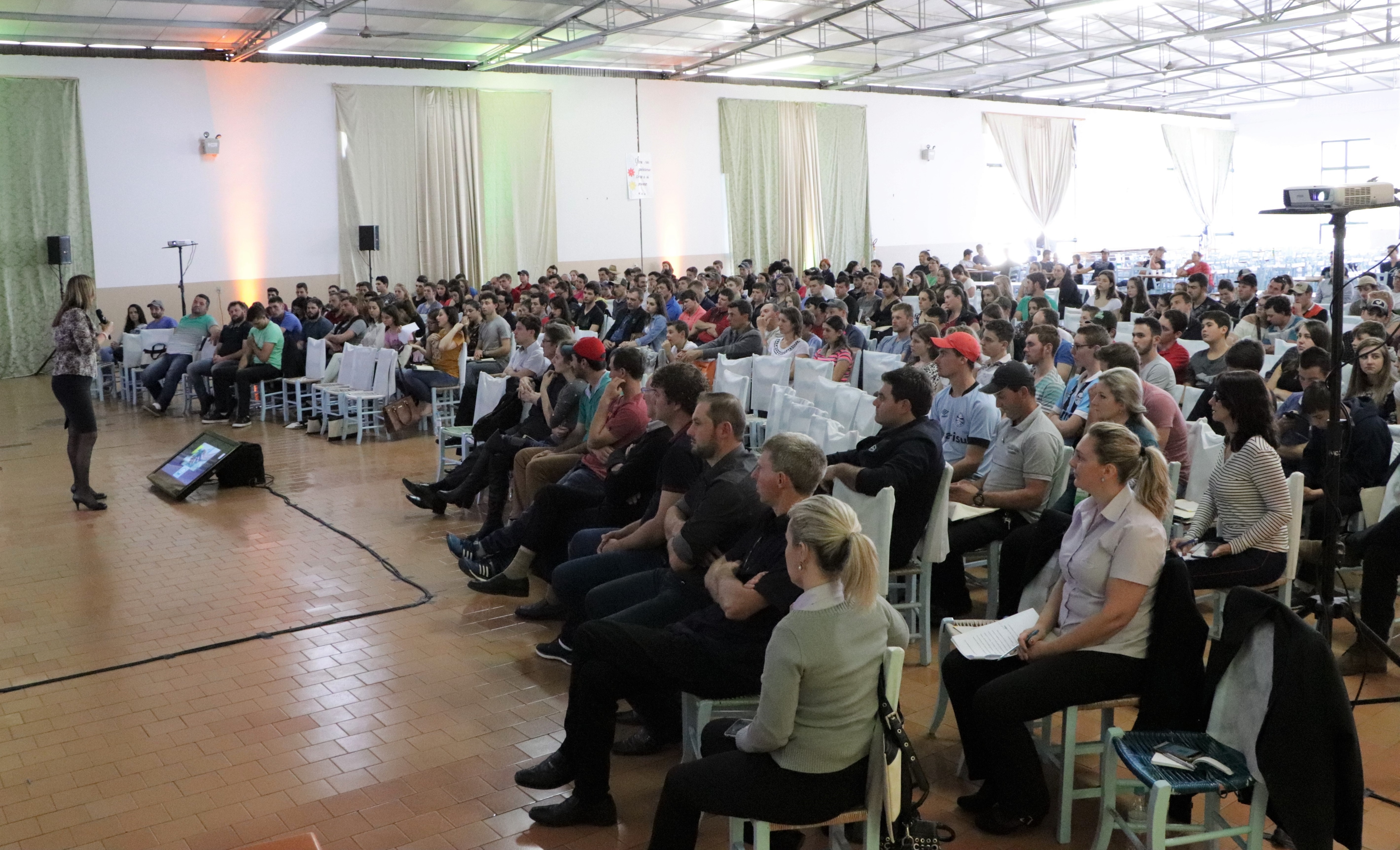 Encontro de Jovens da Santa Clara reúne 300 participantes em Paraí