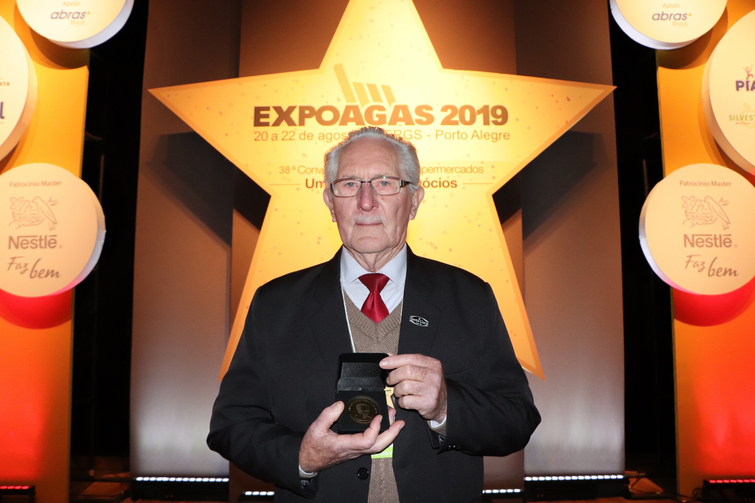 Presidente da Santa Clara recebe medalha durante a abertura da 38ª Expoagas