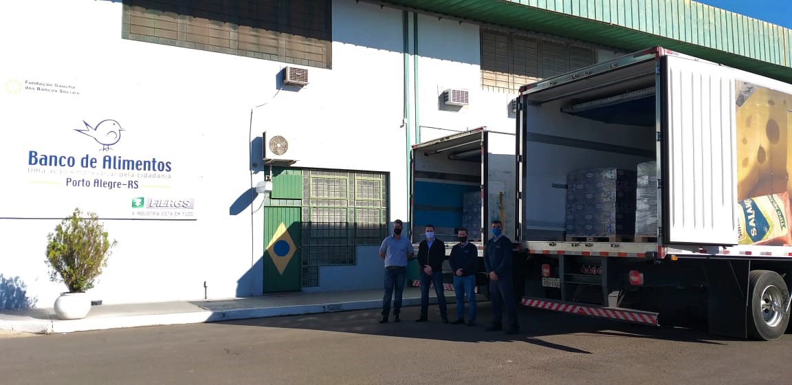 Leite doado por associados da Santa Clara é entregue ao Banco de Alimentos do RS
