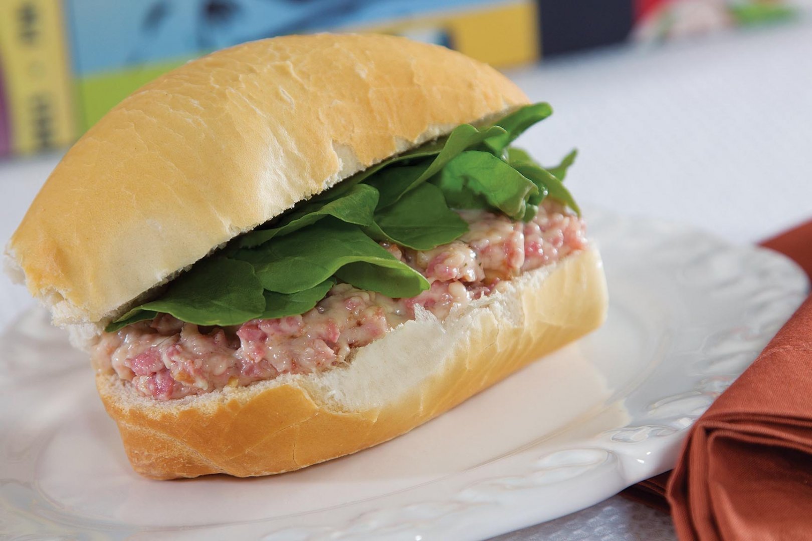 Sanduíche cremoso de linguiça