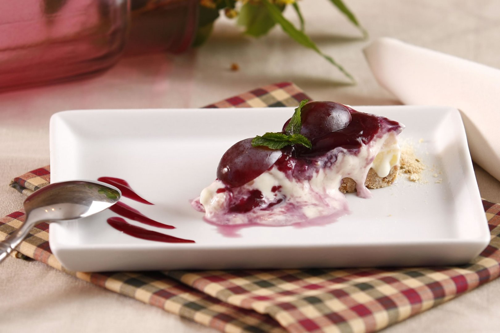 Torta Mousse de Limão com Abacaxi e Uva