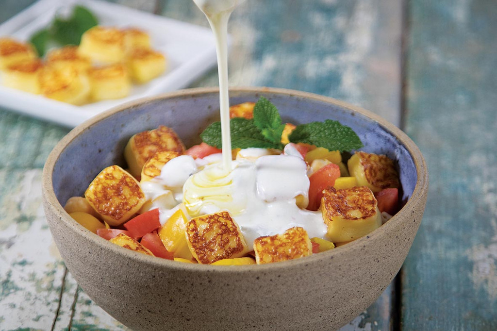 Salada grega com queijo coalho