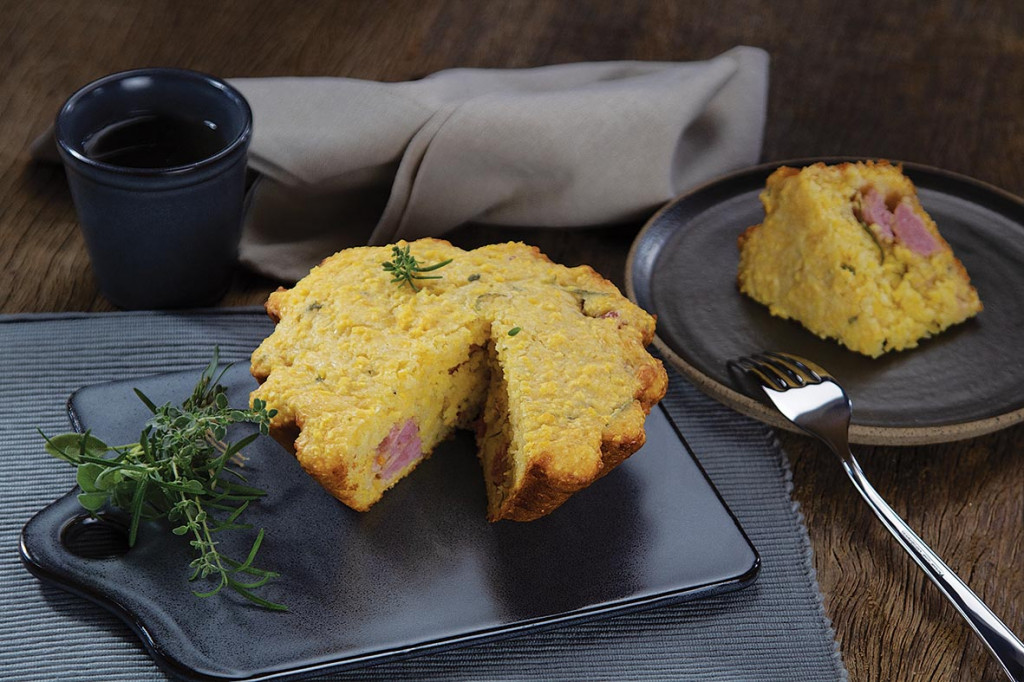 Muffin de Queijo  Samsoe com linguiça e ervas