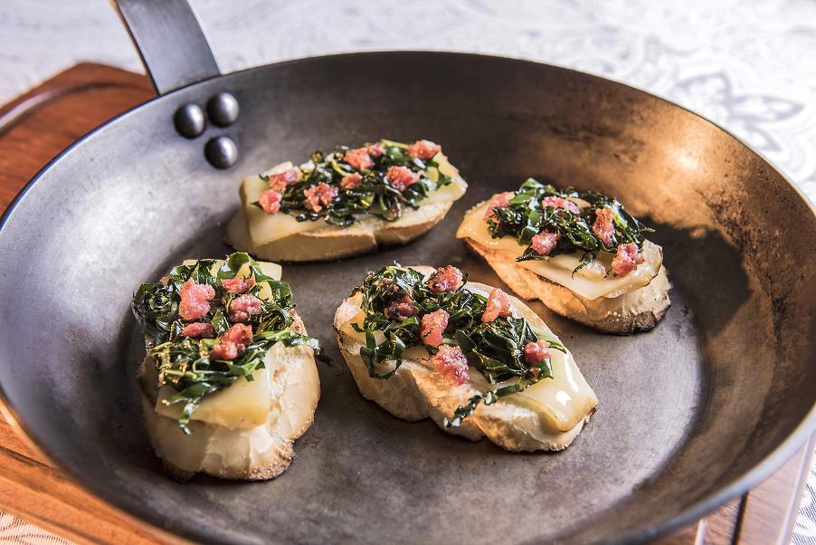 Brusqueta de Linguiça Toscana, Couve refogada e Queijo Provolone