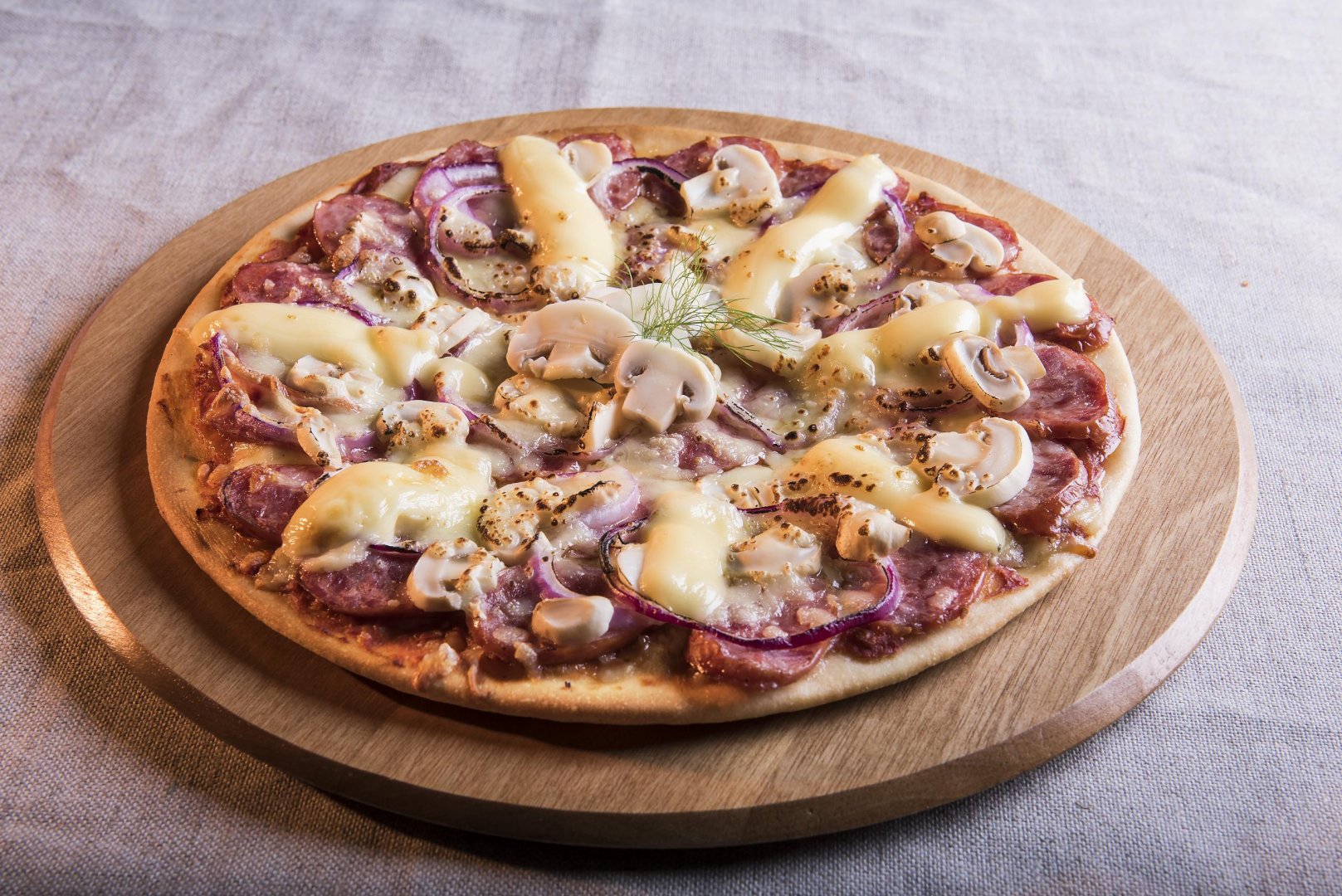 Pizza de Pepperoni, Cebola Roxa, Champignon e Requeijão 