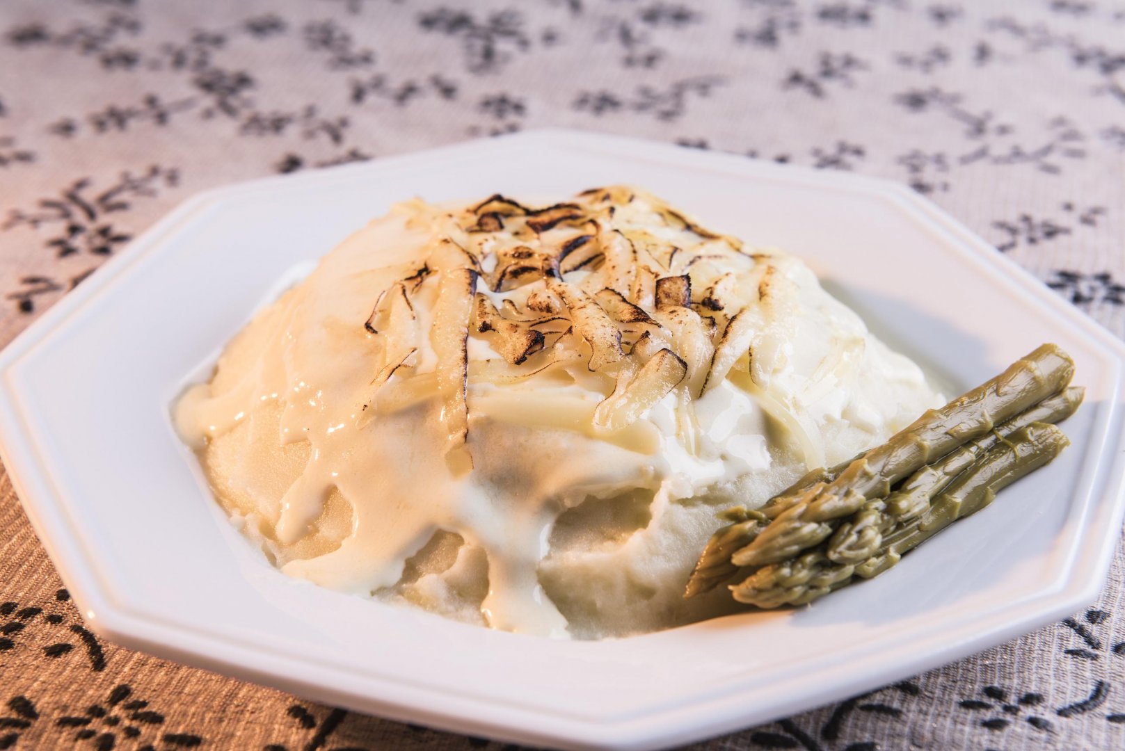 Purê de Batatas Gratinado com Aspargos