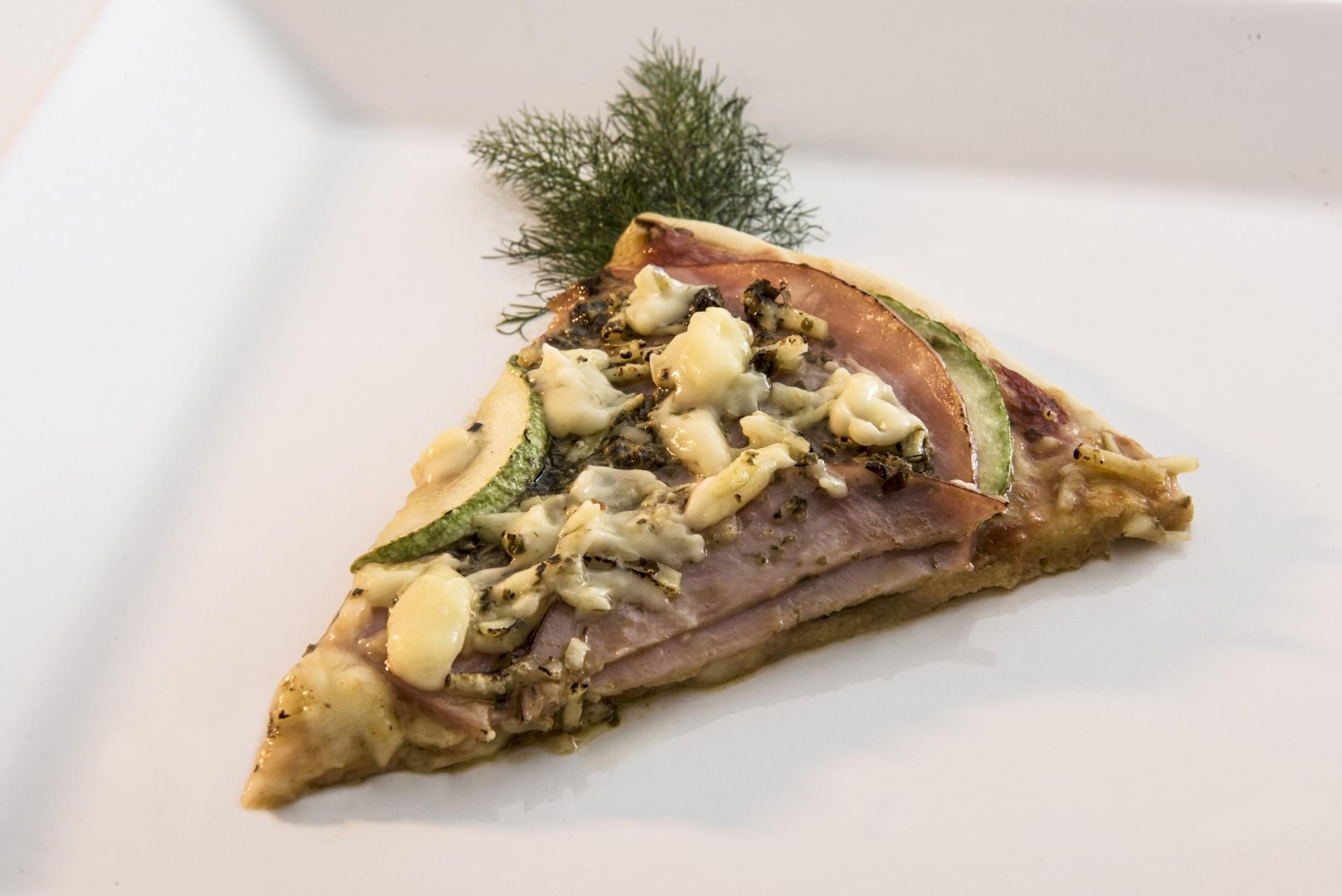 Pizza de Lombo Canadense Defumado, Abobrinhas Grelhadas, Pesto e Queijo Parmesão 