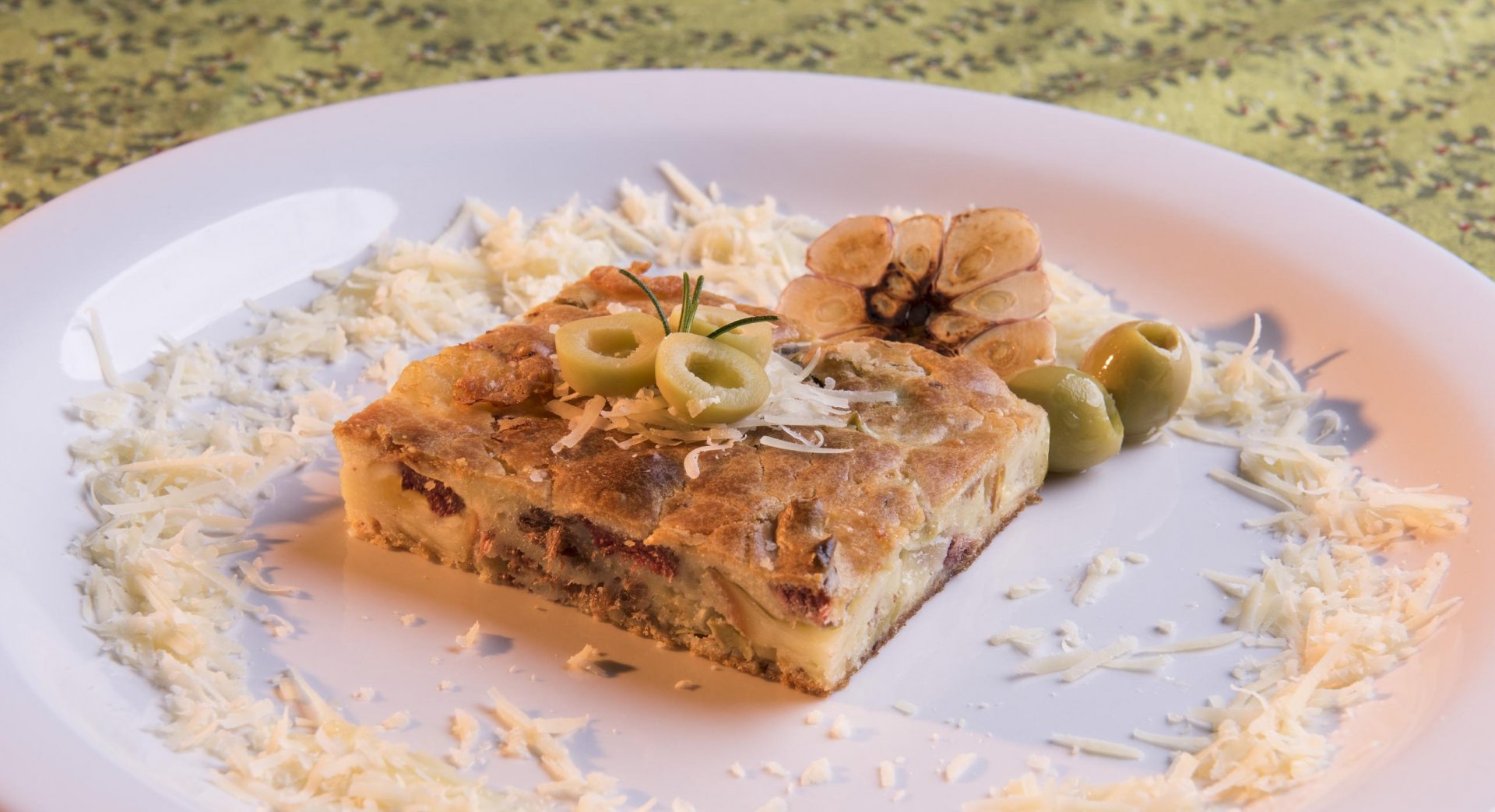 Bolo Salgado de Carne Seca e Provolone