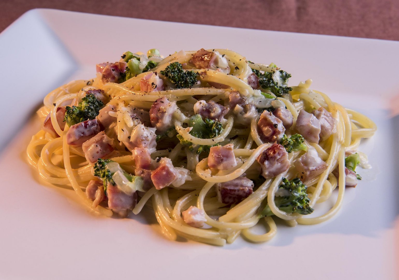 Spaghetti ao Molho 4 Queijos, Brócolis e Bacon Crocante