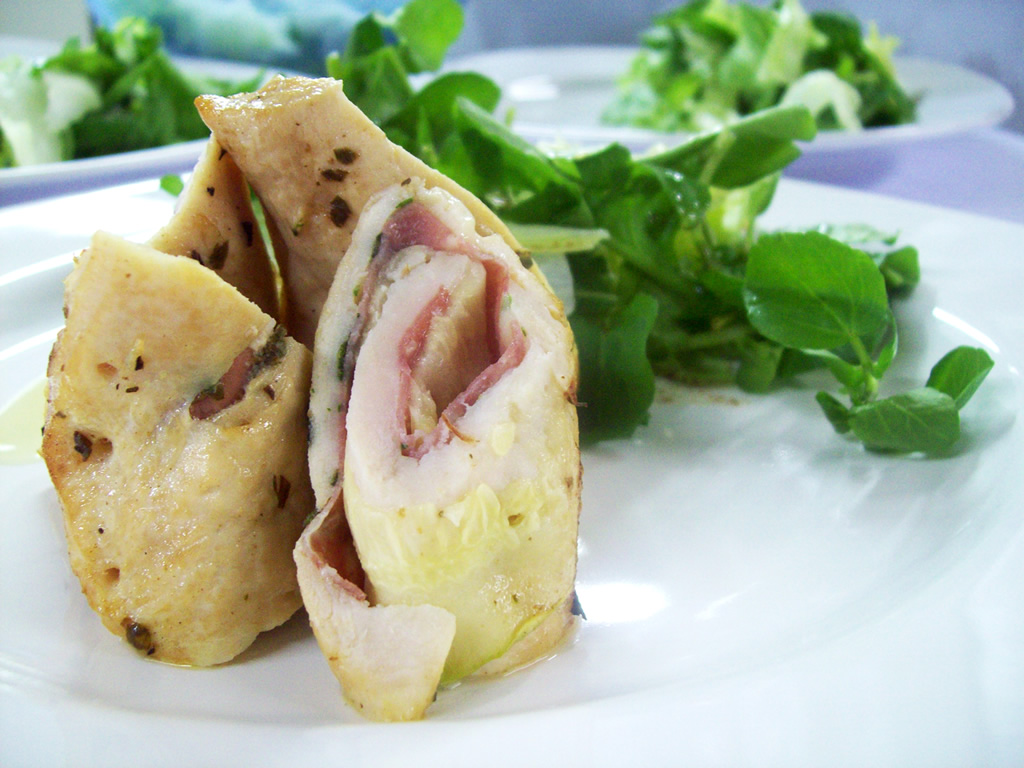 Enroladinhos de Frango, salame e queijo colonial